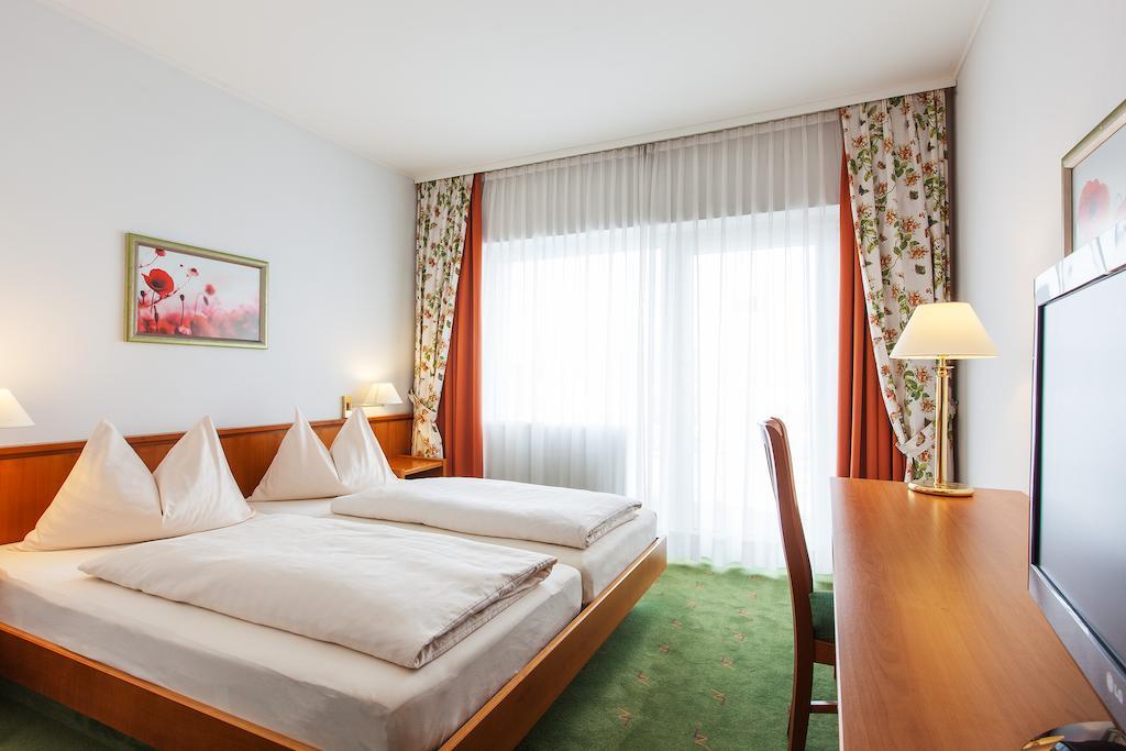 Landzeit Motor-Hotel St. Valentin Room photo